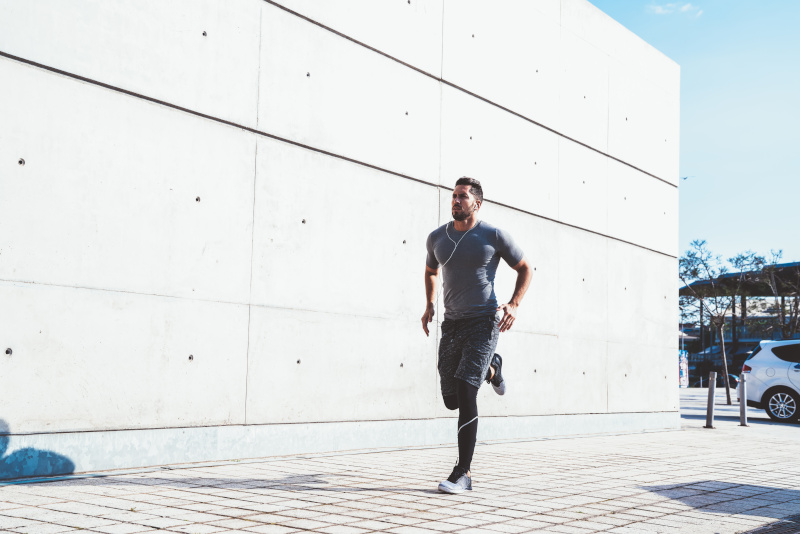 Mann beim Joggen in der Stadt